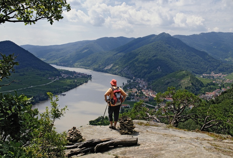 Welterbesteig Wachau, Blick auf Spitz und Oberarnsdorf - (c) Donau Niederösterreich - Franz Hauleitner.jpg